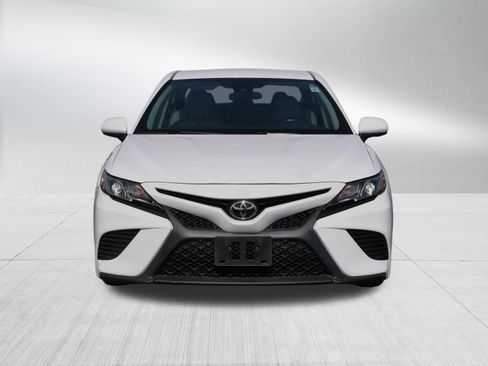 Used 2019 Toyota Camry SE FWD image 2