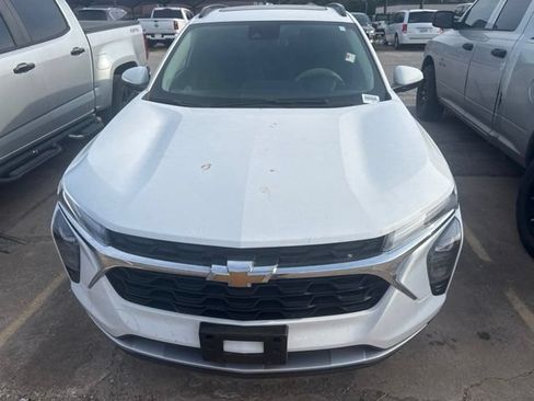 Used 2025 Chevrolet Trax LT w/ Sunroof Package FWD image 2