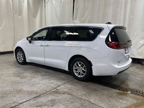 Used 2024 Chrysler Pacifica Touring-L image 3