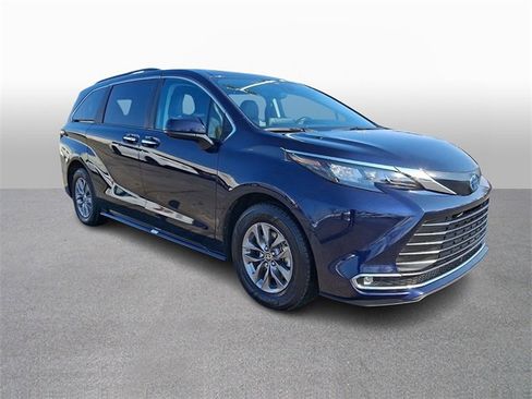 Certified 2024 Toyota Sienna XLE image 3