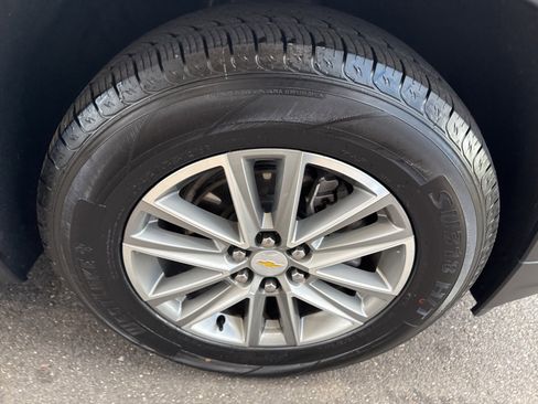 Used 2023 Chevrolet Traverse LT w/ Rear Camera Mirror Package image 12