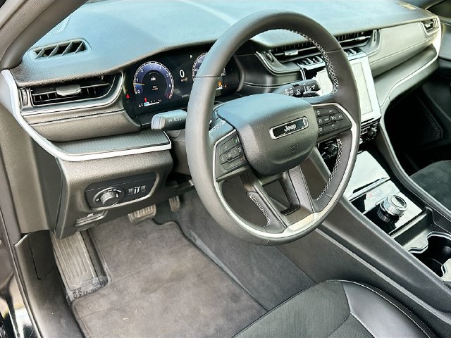 Used 2025 Jeep Grand Cherokee Altitude RWD image 10