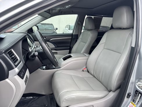 Used 2019 Toyota Highlander Limited FWD image 21