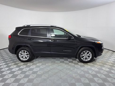 Used 2016 Jeep Cherokee Latitude w/ Cold Weather Group AWD/4WD image 4
