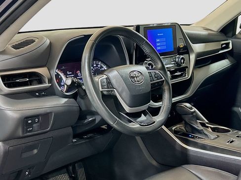 Used 2023 Toyota Highlander XLE FWD image 7