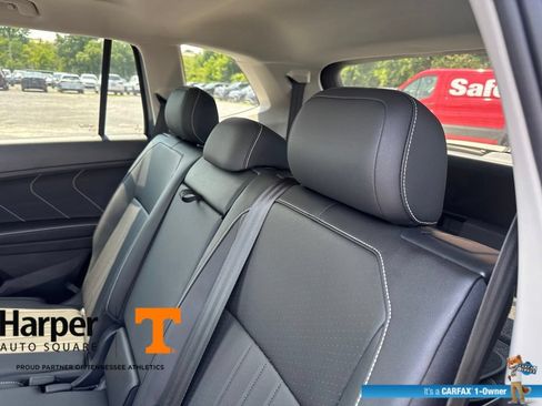 Used 2023 Volkswagen Tiguan SE w/ Panoramic Sunroof Package FWD image 9
