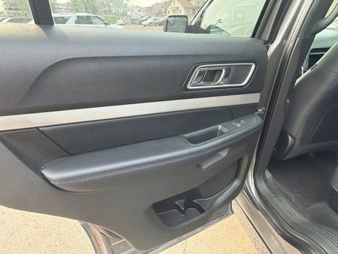 Used 2017 Ford Explorer XLT AWD/4WD image 11