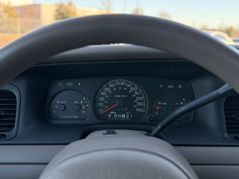 Used 2004 Ford Crown Victoria Police Interceptor image 31