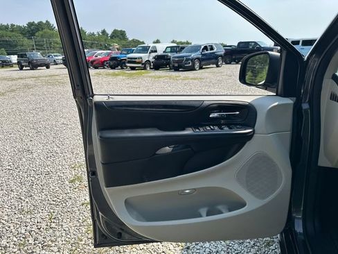 Used 2018 Dodge Grand Caravan SE w/ UConnect Hands-Free Group FWD image 24