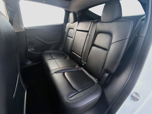 Used 2022 Tesla Model Y Long Range AWD/4WD image 27