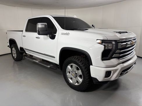 Used 2024 Chevrolet Silverado 3500 High Country w/ High Country Premium Package AWD/4WD image 2