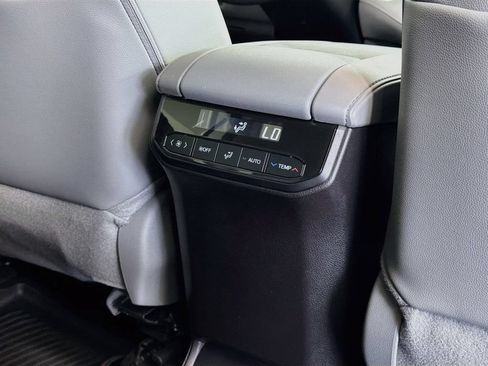 Used 2024 Toyota Highlander XLE FWD image 35