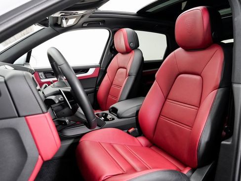 Used 2025 Porsche Cayenne image 5