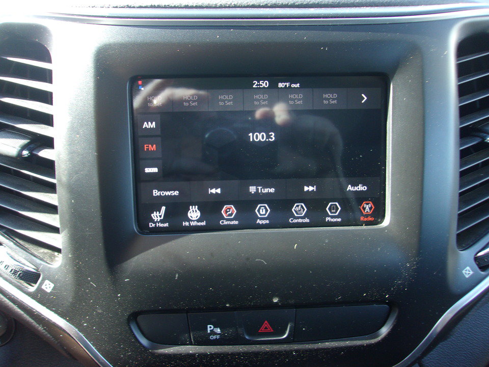 Used 2019 Jeep Cherokee Latitude Plus w/ Cold Weather Group AWD/4WD image 13