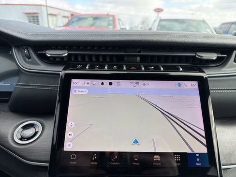 Used 2024 Jeep Grand Cherokee Limited image 19