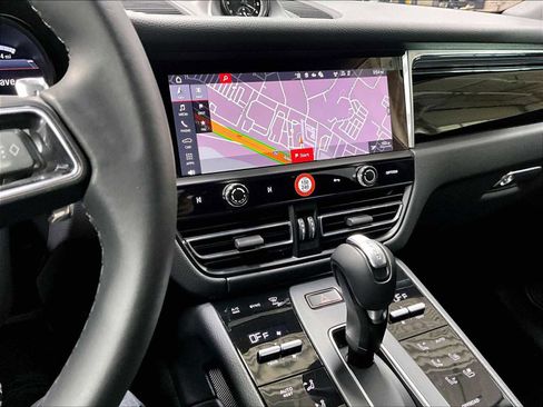 Used 2025 Porsche Macan image 19
