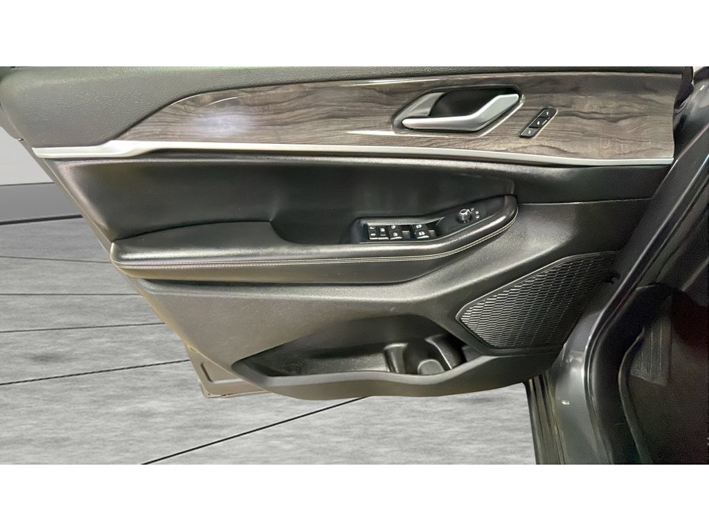 Used 2023 Jeep Grand Cherokee L Limited AWD/4WD image 10