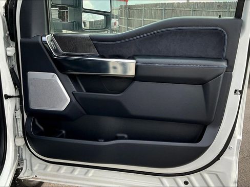 Used 2025 Ford F350 Platinum w/ FX4 Off-Road Package image 19