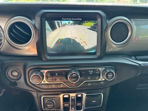 Used 2018 Jeep Wrangler Unlimited Sahara AWD/4WD image 16