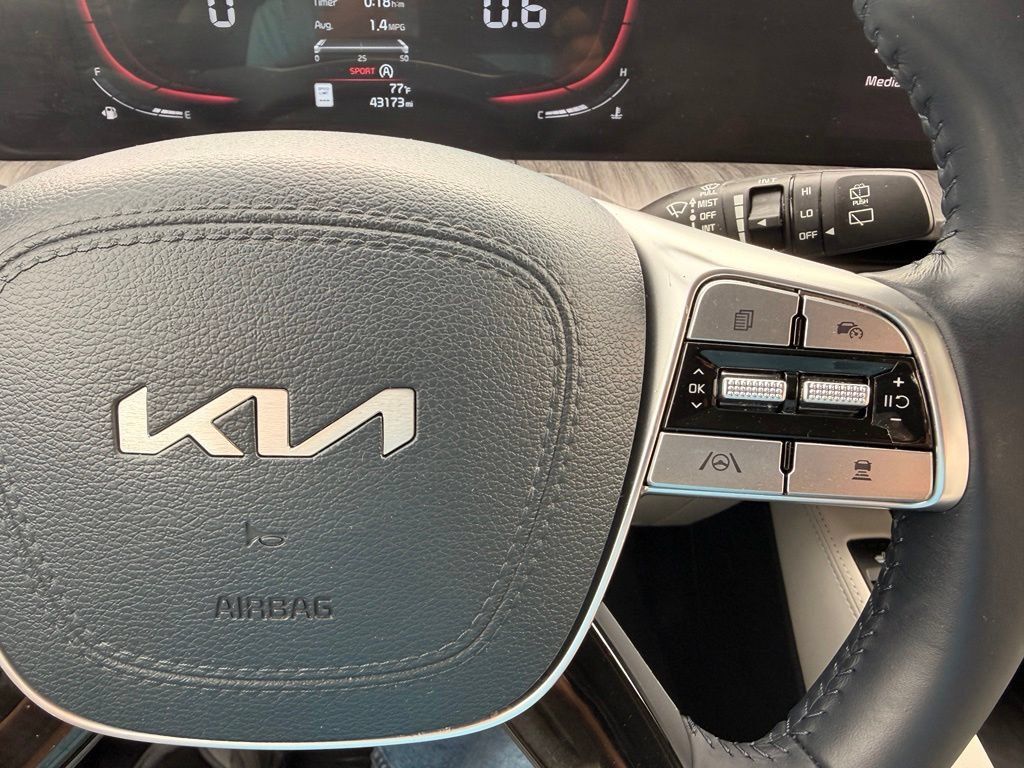 Used 2024 Kia Telluride EX w/ EX Captain's Chair Package FWD image 18