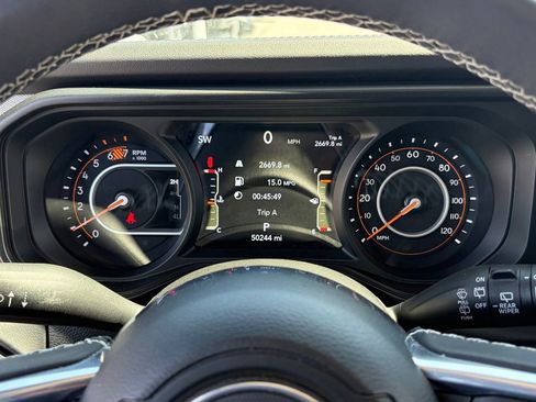 Used 2025 Jeep Wrangler Unlimited Sahara AWD/4WD image 11