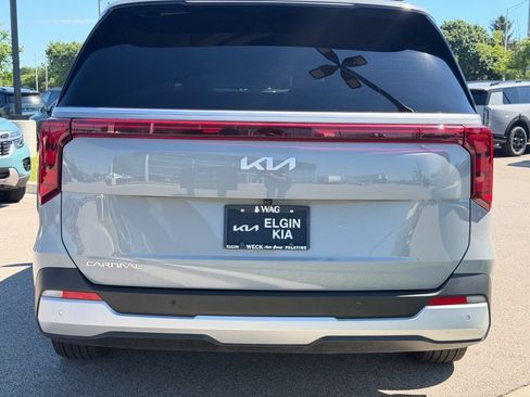 Used 2025 Kia Carnival EX FWD image 4