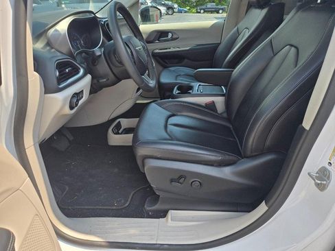 Used 2024 Chrysler Pacifica Touring-L FWD image 16