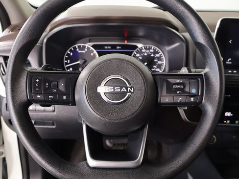 Used 2023 Nissan Rogue SV image 3