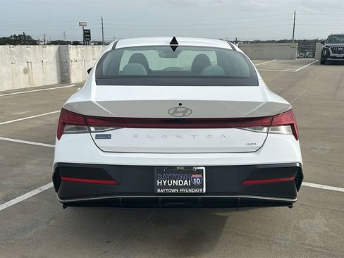 Used 2025 Hyundai Elantra Limited image 12