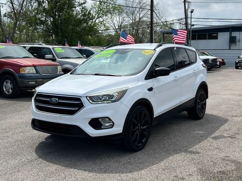 Used 2017 Ford Escape SE w/ Equipment Group 201A image 2