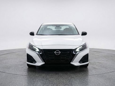 Used 2025 Nissan Altima 2.5 SV FWD image 2