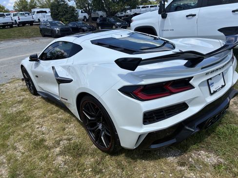 Used 2023 Chevrolet Corvette Z06 w/ Z07 Performance Package RWD image 6