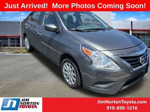 Used 2017 Nissan Versa SV FWD image 1