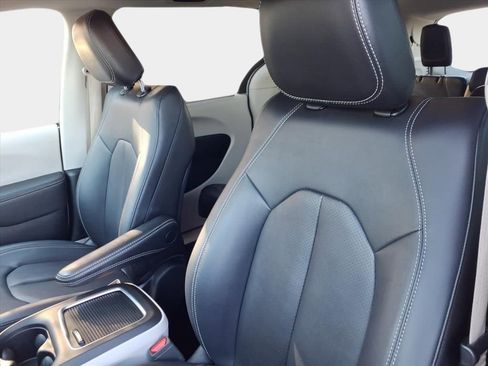 Certified 2024 Chrysler Pacifica Touring-L image 9