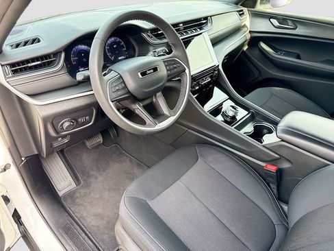 Used 2025 Jeep Grand Cherokee Laredo AWD/4WD image 10