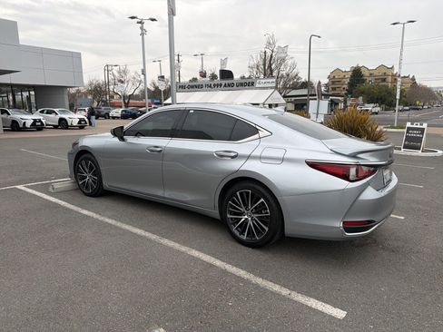 Used 2025 Lexus ES 300h w/ Premium Package image 5