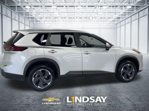 Used 2024 Nissan Rogue SV FWD image 2