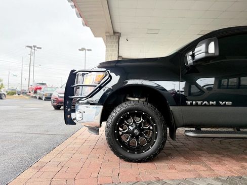 Used 2019 Nissan Titan SV w/ SV Convenience Package image 5