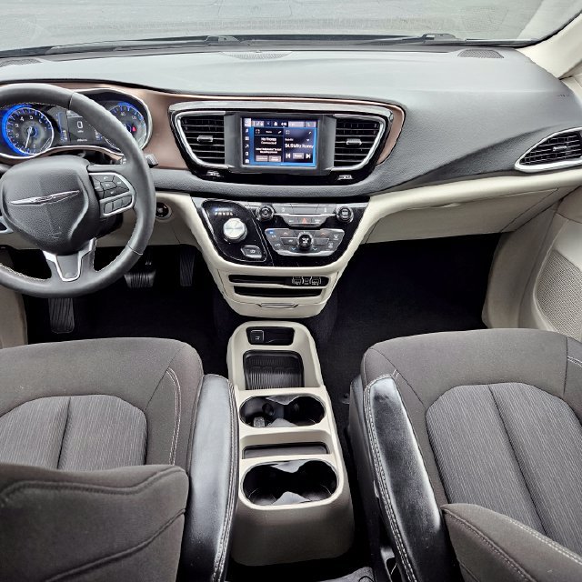 Used 2022 Chrysler Voyager LX FWD image 23