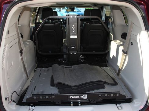 Used 2022 Chrysler Pacifica Limited image 21