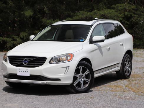 Used 2015 Volvo XC60 T6 w/ Proximity Package AWD/4WD image 40
