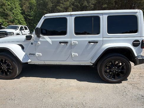 Used 2025 Jeep Wrangler Unlimited Sahara w/ Safety Group AWD/4WD image 11