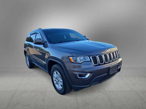Used 2019 Jeep Grand Cherokee Laredo image 2