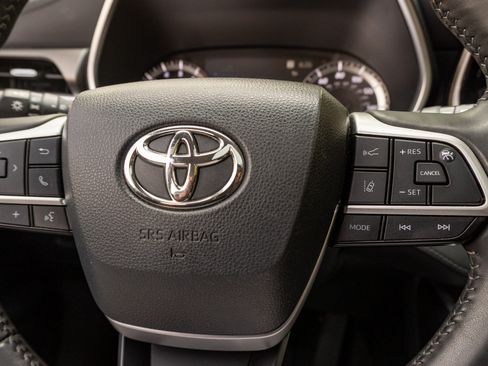 Used 2023 Toyota Highlander XLE FWD image 31