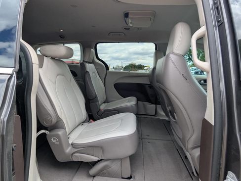 Used 2017 Chrysler Pacifica Touring-L FWD image 16