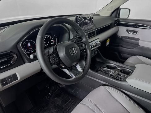 Certified 2025 Honda Pilot Touring image 8