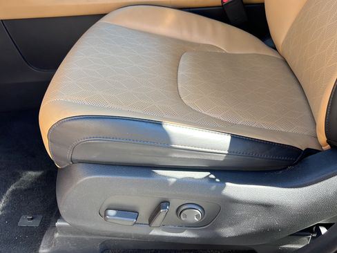 Certified 2024 Kia Carnival LX FWD image 13