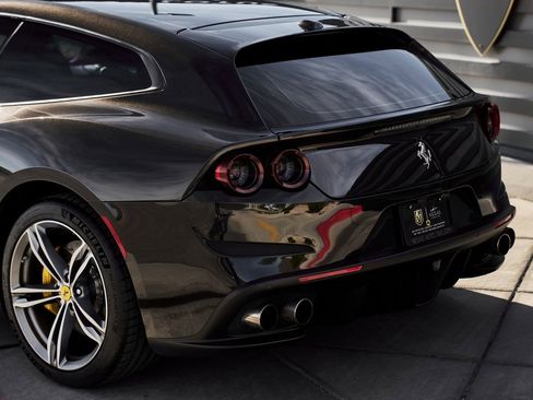 Used 2018 Ferrari GTC4Lusso image 10