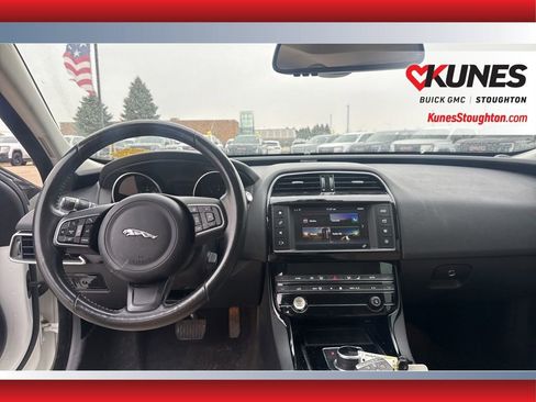 Used 2018 Jaguar XE Premium image 31