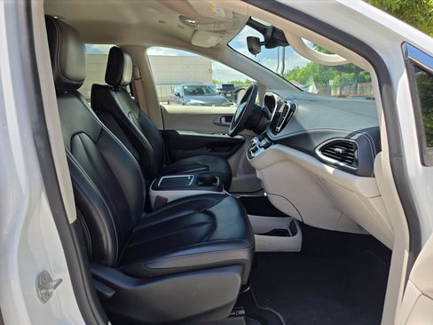 Used 2023 Chrysler Pacifica Touring-L FWD image 25